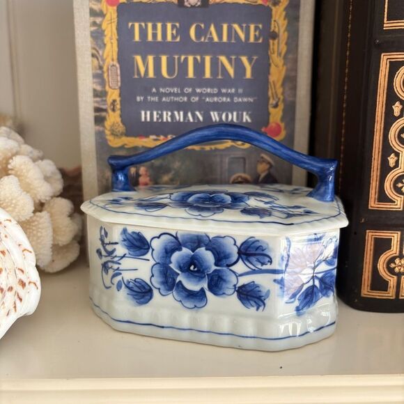 Blue and White Trinket Box w/ Handle - Picture 7 of 7